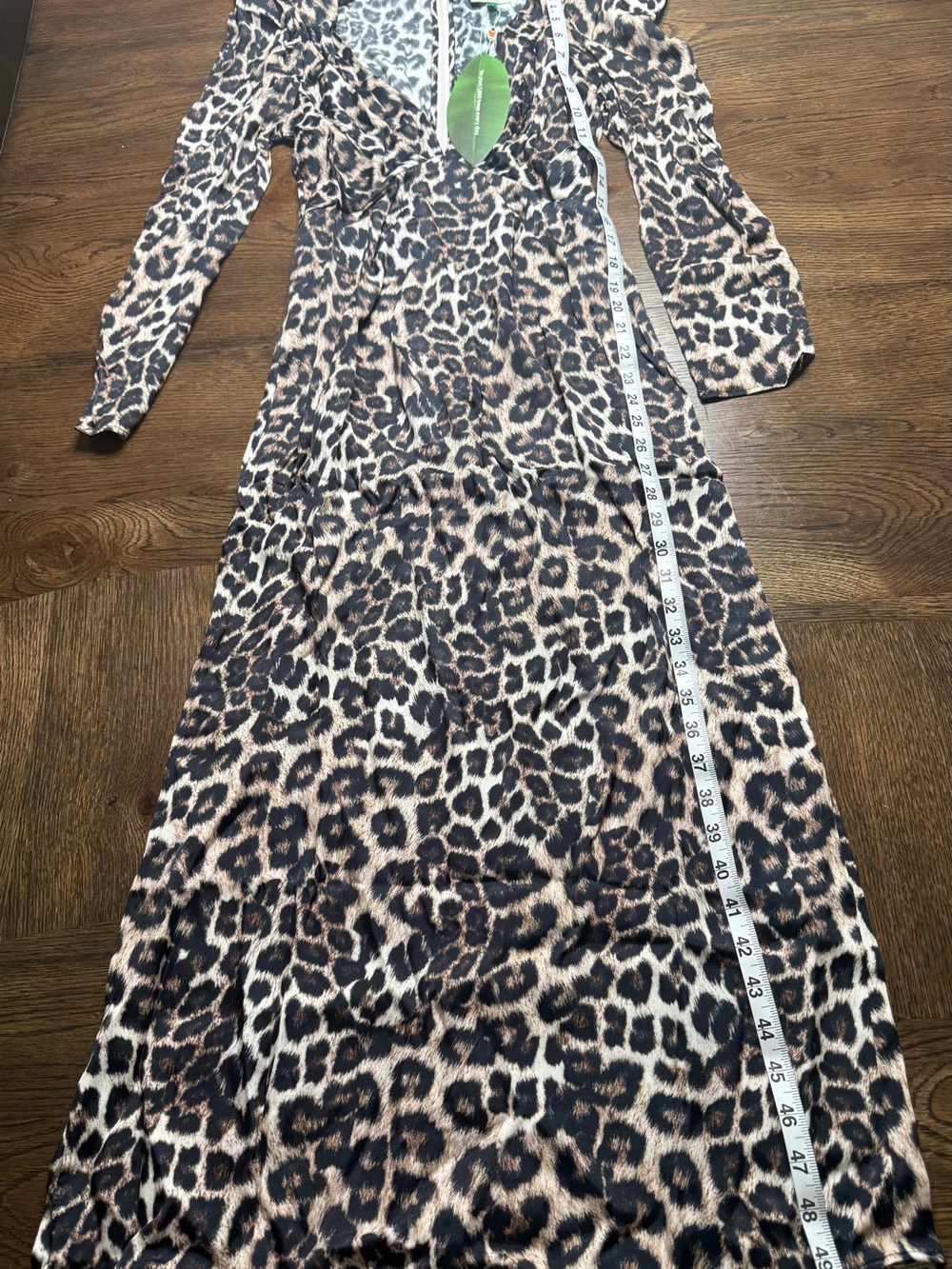 FARM Rio NWT Cheetah Animal-print satin midi dress, featuring a V-neckline XS . - Picture 10 of 14